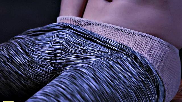 страстная брюнетка разносит себя перед зеркалом