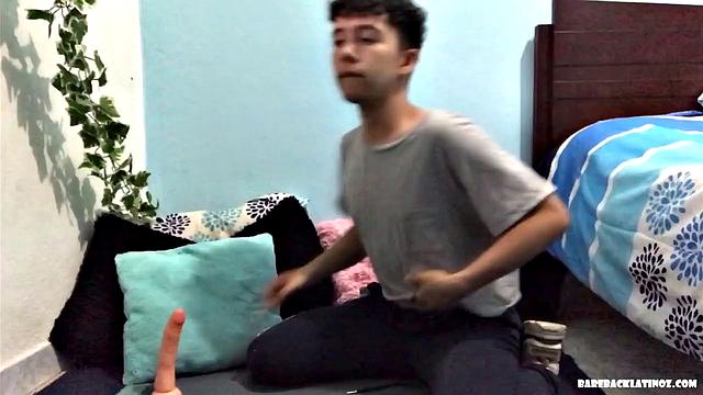 Латино парень дрочит с игрушкой и кончает на камеру, гей видео с Juan Delgado.