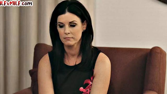 Stunning MILF pussyfingering