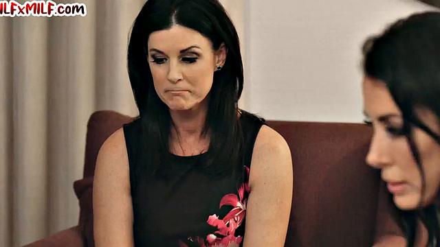 Stunning MILF pussyfingering