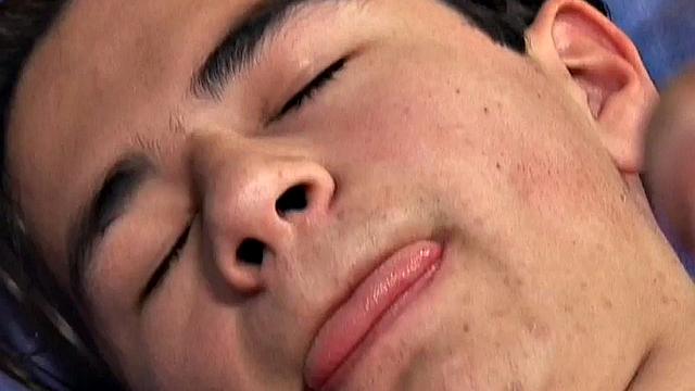 Латино горячий гей дрочит на камеру в стиле ретро!