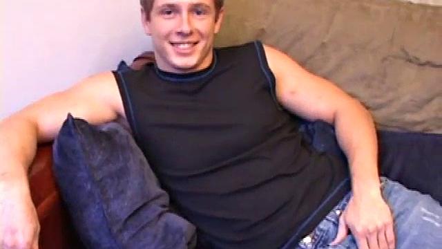 Томми Д дрочит на диване и получает сперму на руку.