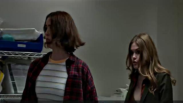 кристал рид срывает джинсы и светит попкой прямо в больничке