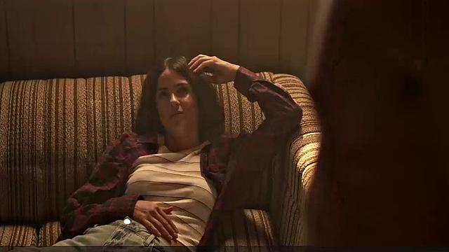 кристал рид срывает джинсы и светит попкой прямо в больничке