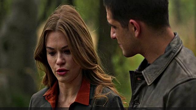 Kinky celebrity Crystal Reed strips down and shows off her naked butt