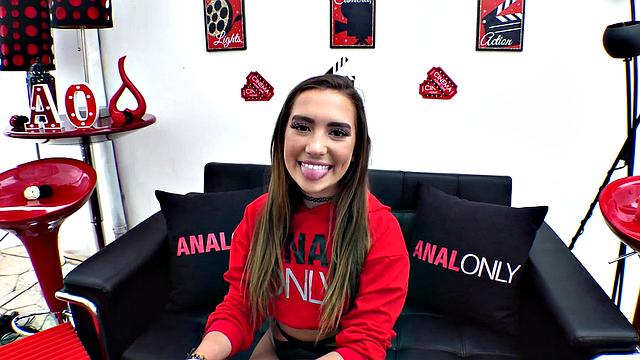 Бэйли типа тренируется, но на самом деле качает попу в постели