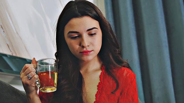 брюнетка с маленькой грудью дрочит на диване