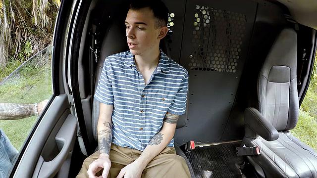 Крис Колт ломается в лесу и попадает в крепкие руки Джейсона