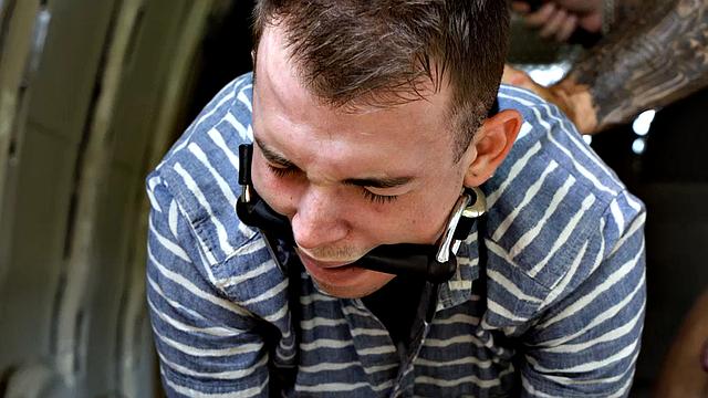 Крис Колт ломается в лесу и попадает в крепкие руки Джейсона