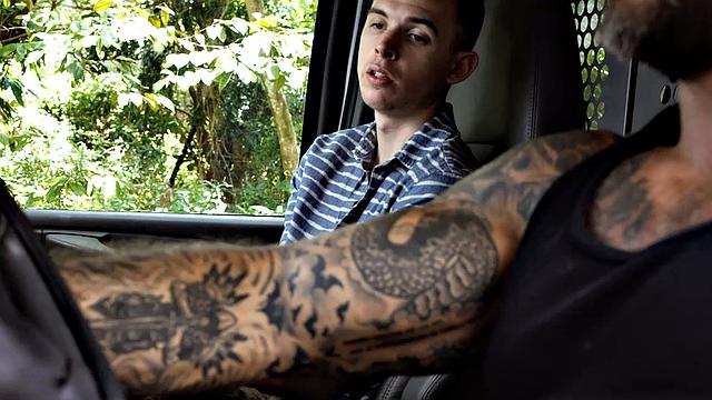 Крис Колт ломается в лесу и попадает в крепкие руки Джейсона