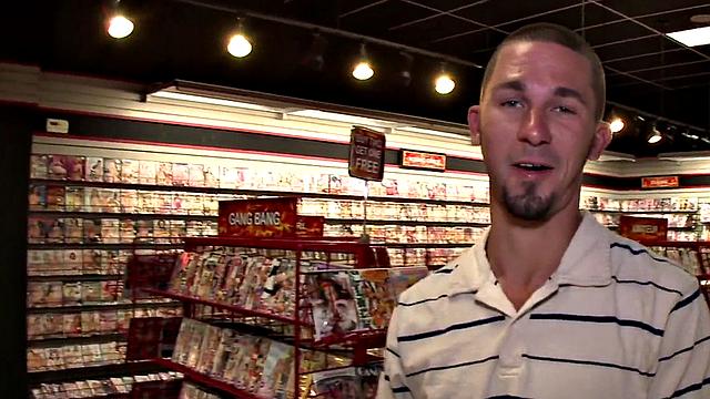 Straight amateur caught at gloryhole