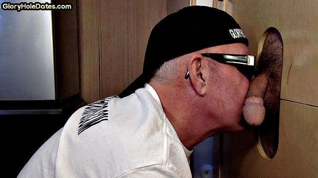 Gloryhole DILF deepthroating a stranger