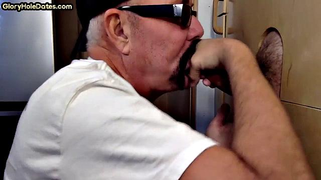 Gloryhole DILF deepthroating a stranger