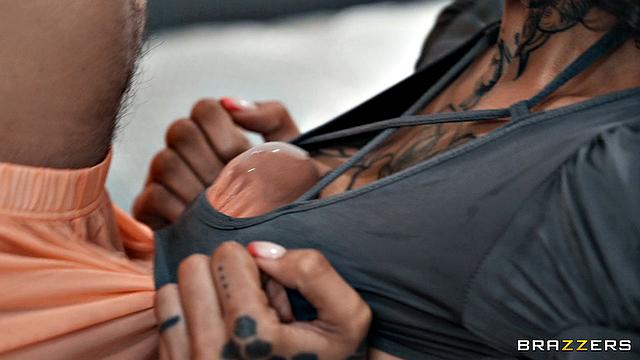 Ravyn Alexa принимает сперму на себя и просит ещё больше от Mick Blue, пока занимается домашними делами.