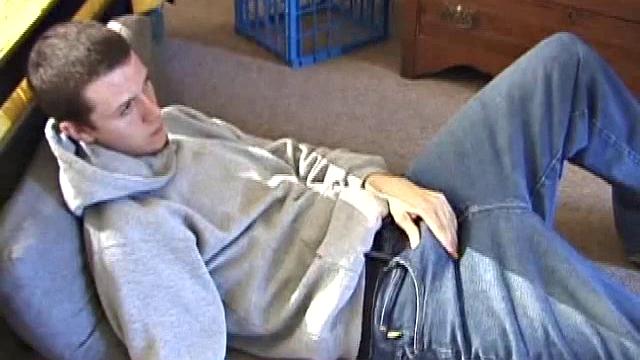 Дерек раздевается и кончает на свой волосатый живот