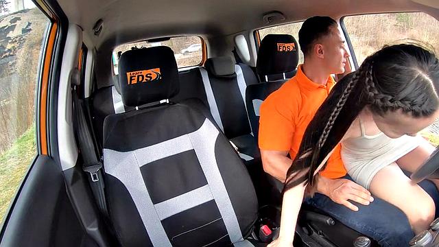 Азиатка на вождении берет инструкторский член глубоко, ПДД отдыхают