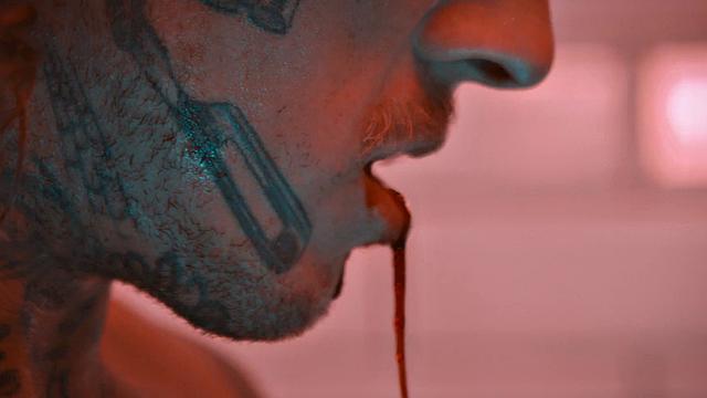 татуированная брюнетка получает двойное проникновение и глубокий минет