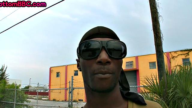 освобождённый черный парень сосёт и катается на белом члене на улице