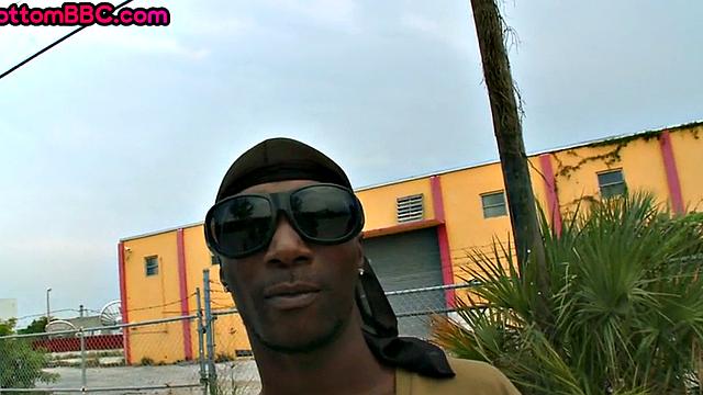 освобождённый черный парень сосёт и катается на белом члене на улице