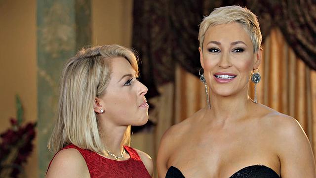блондинка zoey monroe с натуральными грудями дразнит на кастинге