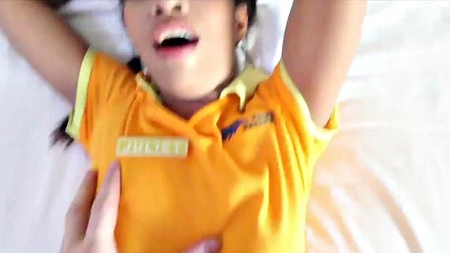 стюардесса в трусиках-пилот уже не думает о посадке