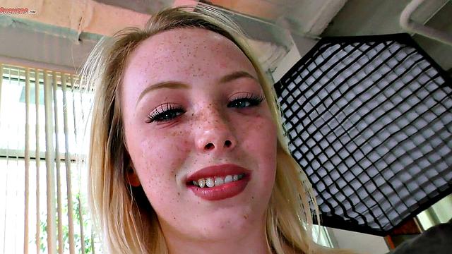 жаркая блондинка заглатывает член и шепчет грязь прямо в pov