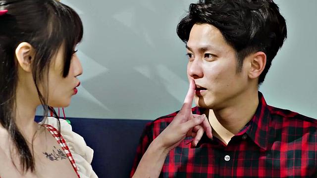 Xiao Ye Ye дает шурину в свою волосатую киску