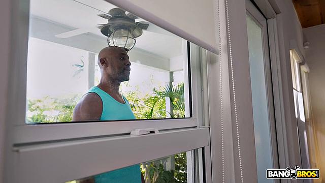 блондинка у бассейна сосёт и трахается с чернокожим