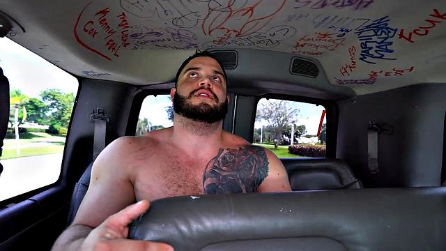 накачанный натурал доводит черного парня до оргазма в фургоне на улице