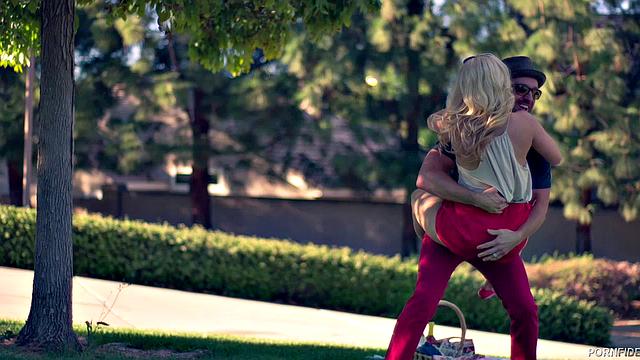 Ашли Файерс на пикнике, но её попа рвётся домой трахаться