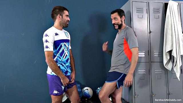 Три взрослых парня: Гей тусовка с задорным лизанием и трахаем в кругу друзей.