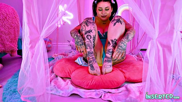 Demi's Face Gets Plastered