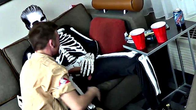 транс-пацан с тату и пирсингом трахается с новым парнем