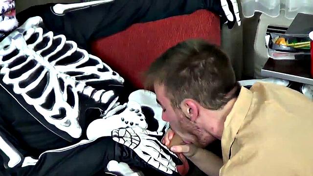 транс-пацан с тату и пирсингом трахается с новым парнем