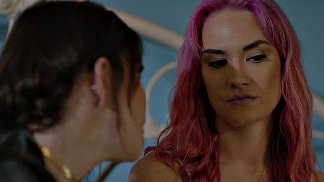 19-летняя транса трахается с татуированной девкой в волосатую киску