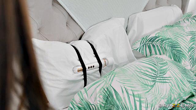 Ny Ny Lew устроила фонтан на вечеринке и испортила торт, а потом подсадила на анал жениха подруги - вот это празднование!