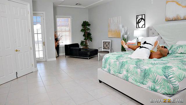 Ny Ny Lew устроила фонтан на вечеринке и испортила торт, а потом подсадила на анал жениха подруги - вот это празднование!