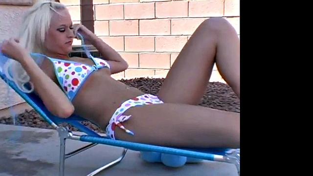 Меллиса на съемке - лифчик так и не пригодился