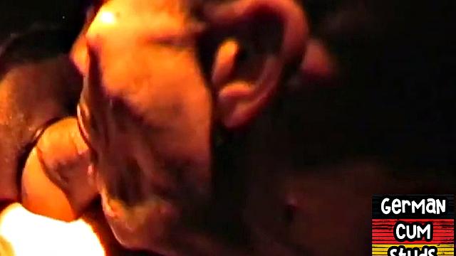 немецкий мачо ловит член в дырке и забирает сливки на лицо