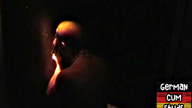 немецкий мачо ловит член в дырке и забирает сливки на лицо