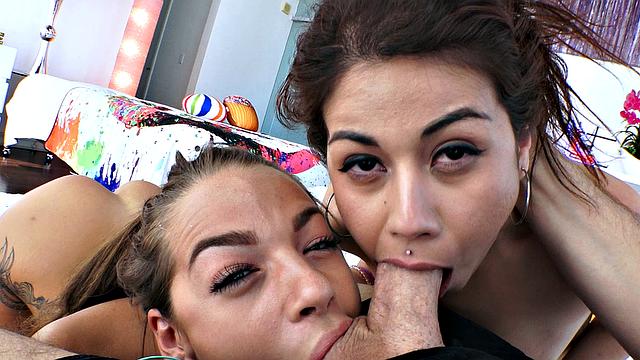 Эвелин и Пенелопе - две жгучие брюнетки сосут и трахаются по полной