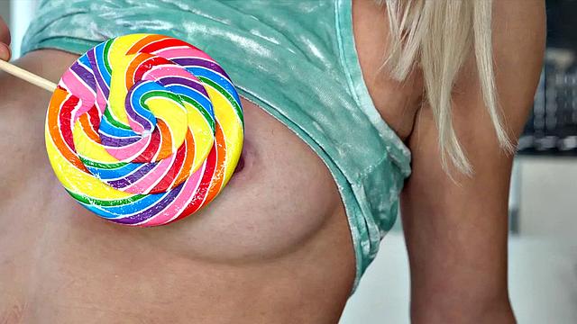 блондинка играет с леденцом и дрочит мокрую киску