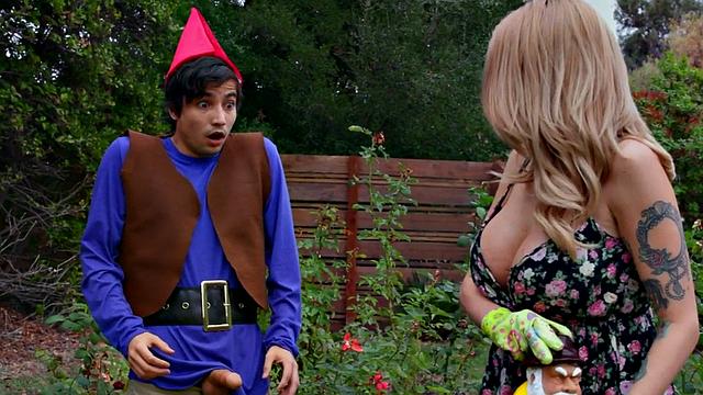 Curvy cougar enjoys riding before missionary sex