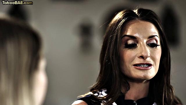 21yo lesbian pussyfingered by MILF