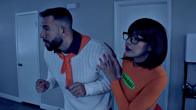 Рисса Мэй в очках трахается с Уиллом Паундером в заброшенном доме