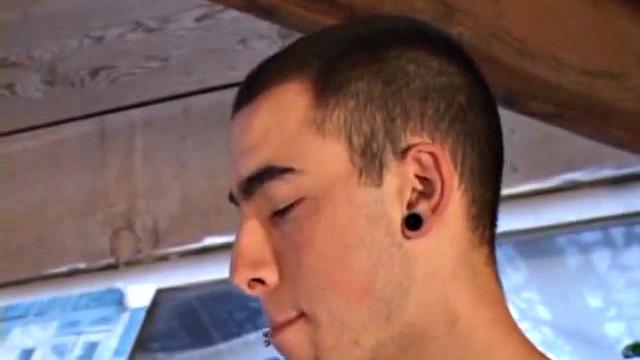 лук даниэлс дрочит в гараже и заливает пол густой спермой