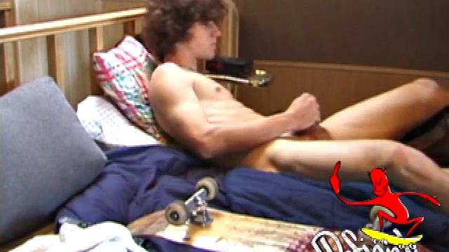 адам дрочит и трахается дилдо в жопу