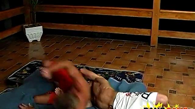 мускулистый жеребец дрочит толстый член с дикой жаждой