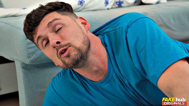 Рика Фане застает Кристофа Кале с утренним стояком и жадно скачет на его члене перед учебой.