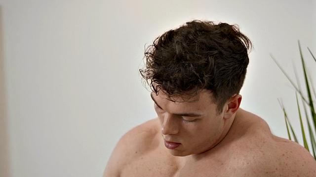 бородатый качок дрочит и слизывает сперму с пальцев